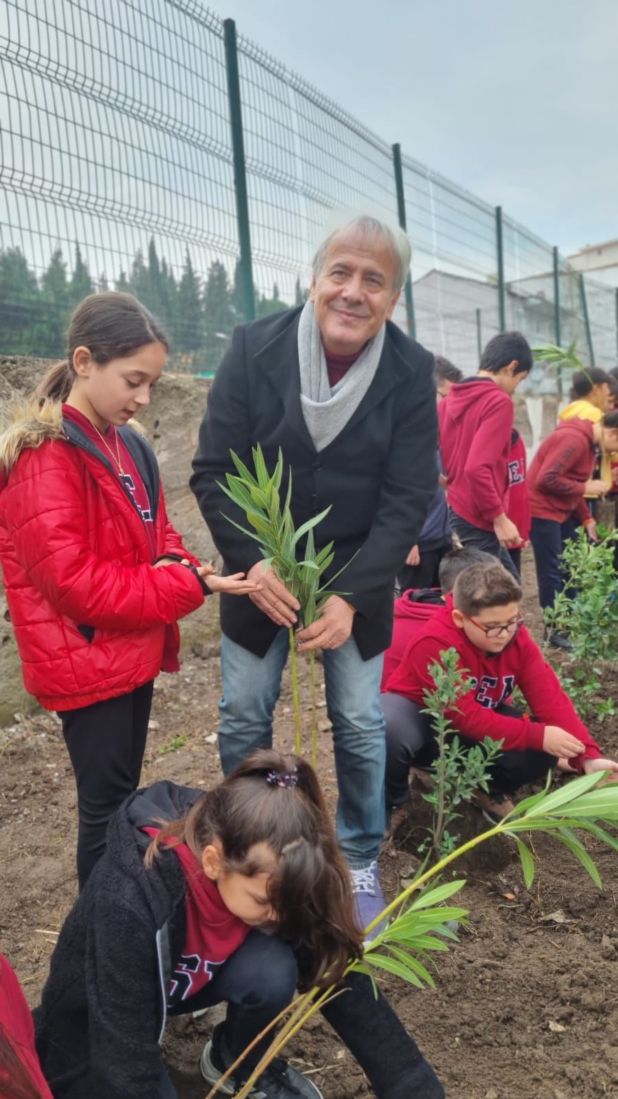 BAŞKAN GÜNEY ÖĞRENCİLERE FİDAN DAĞITTI