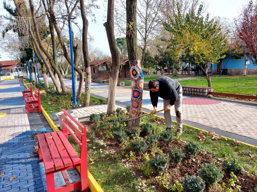 YEŞİL ALANLARIN VE PARK OYUN GRUPLARININ BAKIMI DEVAM EDİYOR