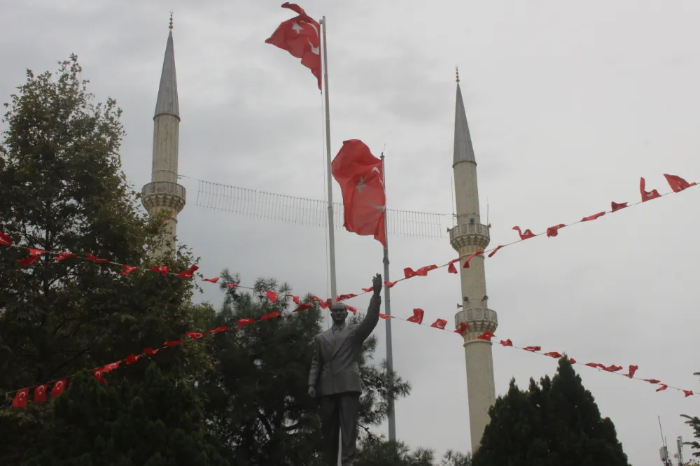 ASTIK BAYRAKLARI ŞEHİTLERİMİZİN KANI İLE SULANMIŞ TOPRAKLARIMIZI GELİNCİK TARLASINA ÇEVİRDİK