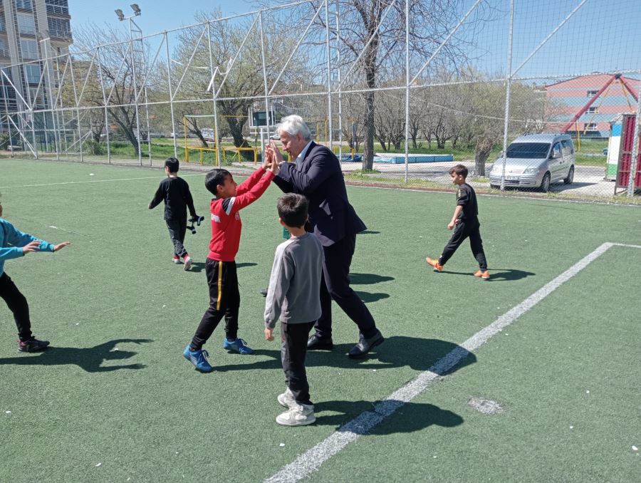 BAŞKAN GÜNEY ÇOCUKLARLA FUTBOL OYNADI