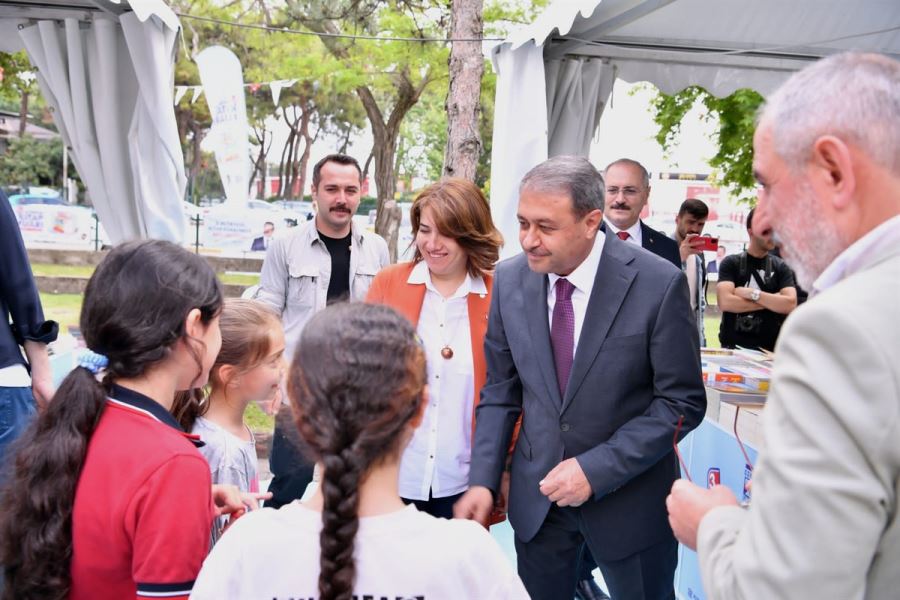 Vali Şıldak Altıeylül  Kitap Fuarını Ziyaret Etti