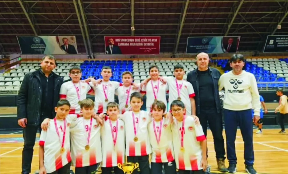 SUSURLUK İMAM HATİP ORTAOKULU KÜÇÜK ERKEKLER VOLEYBOL TAKIMI ŞAMPİYON OLDU