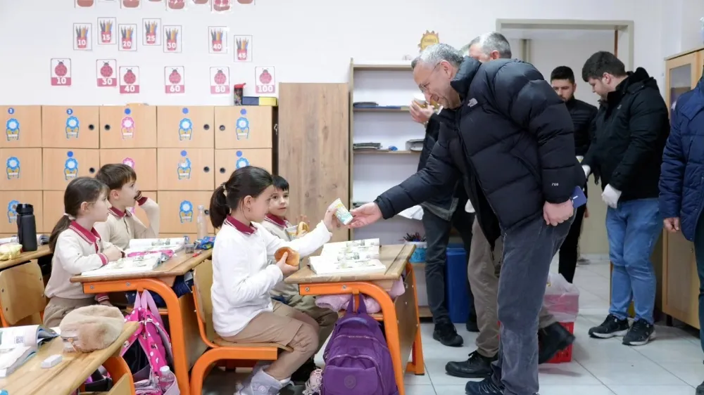 YERLİ MALI HAFTASI’NDA BELEDİYEMİZDEN ÖĞRENCİLERE POĞAÇA İKRAMI