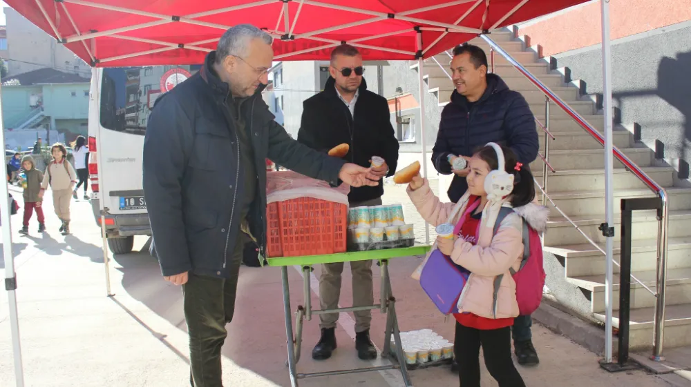 ÖĞRENCİLERİMİZE POĞAÇA İKRAMI 