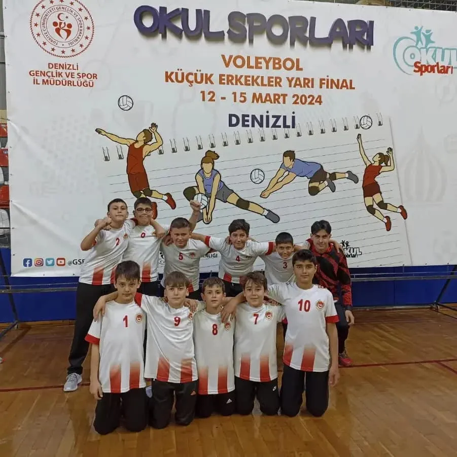 SUSURLUK İMAM HATİP ORTA OKULU KÜÇÜK ERKEK VOLEYBOL TAKIMI İLK GALİBİYETİNİ ALDI