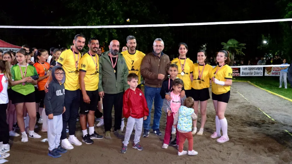 PLAJ VOLEYBOL TURNUVASI SONA ERDİ GENÇLERDE GACALSPOR BÜYÜKLERDE BANDIRMA VAPURU ŞAMPİYON OLDU