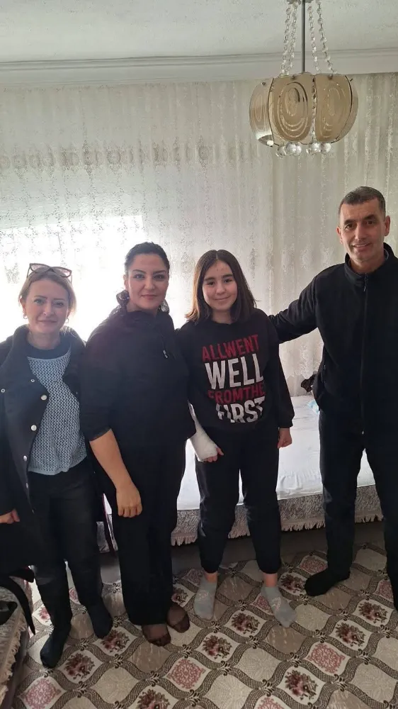BALIKESİR’DEN BİR ŞEFKAT ELİ:  DR. FİZYOTERAPİST ÖZDEN CERTEL’İN  SILA’YA UMUT DOLU ZİYARETİ