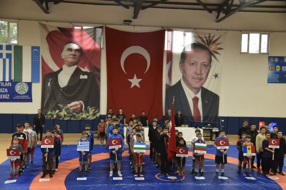 DURSUNBEY’DE TÜRK MİLLİ TAKIMI ŞAMPİYON OLURKEN SUSURLUKLU GÜREŞÇİLER TURNUVAYA DAMGA VURDU