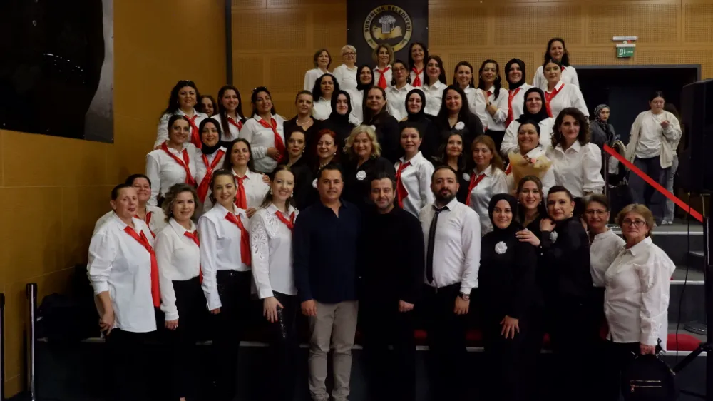 KADINLARIN COŞKUSU SAHNEYE SIĞMADI: 8 MART KONSERİ YOĞUN İLGİYLE TEKRARLANDI