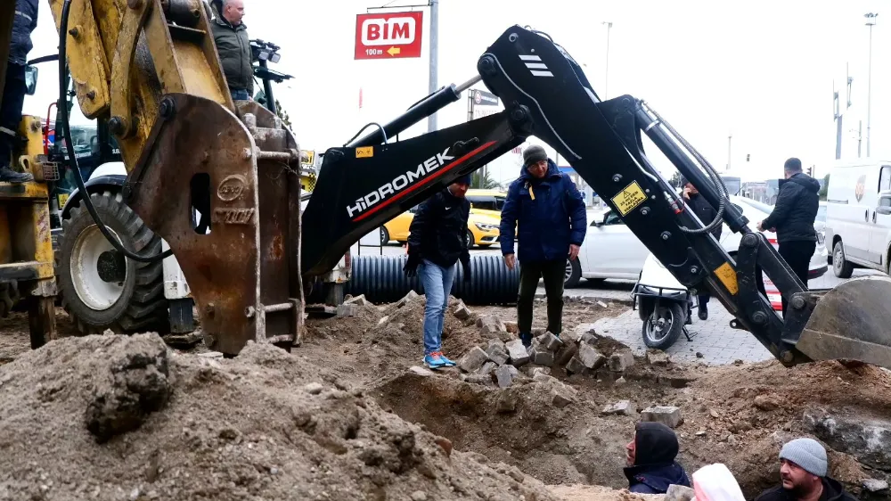 ÇAY CADDESİ DRENAJ ÇALIŞMALARI DEVAM EDİYOR