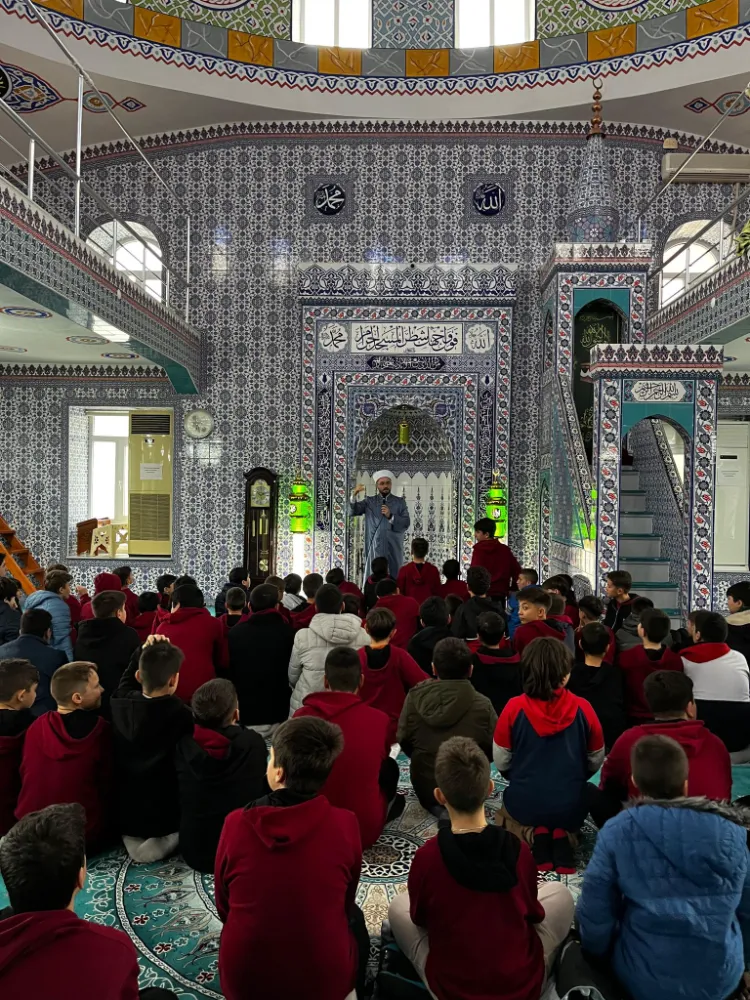 GENÇLER CAMİYLE BULUŞUYOR