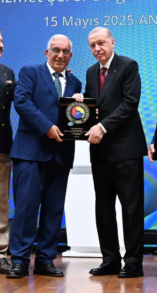 TİCARET BORSASI BAŞKANI SEFER GÖÇER 20. YIL HİZMET PLAKETİNİ CUMHURBAŞKANI ERDOĞAN’IN ELİNDEN ALDI