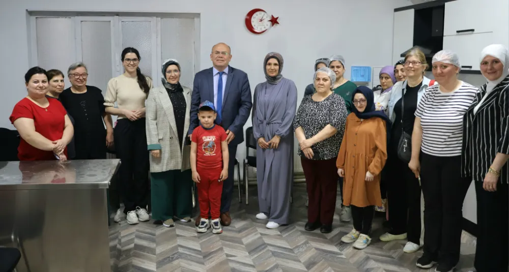 KAYMAKAM KÖKEN VE EŞİ ADEM KURSLARINI ZİYARET ETTİ
