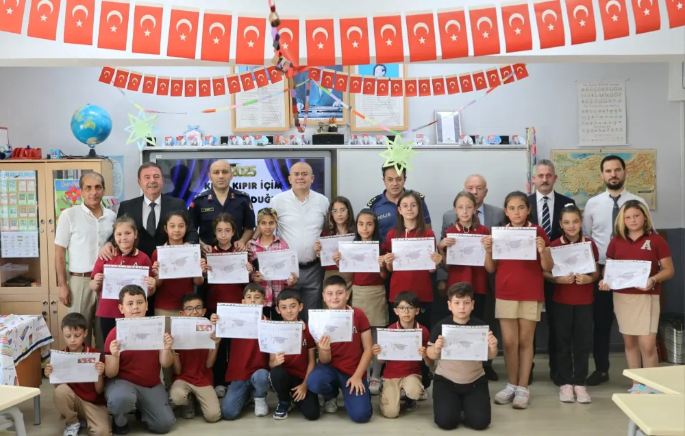 KAYMAKAM KÖKEN SUSURLUK’TA SON OLARAK ÖĞRENCİLERE KARNELERİNİ VERDİ VE ŞEHİTLİK’TE DUA ETTİ