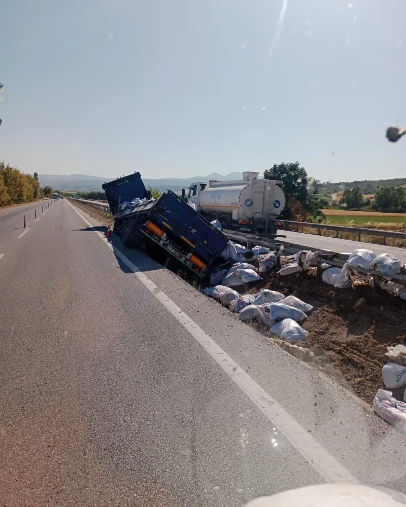 SUSURLUK’TA TIR ORTA REFÜJE ÇARPTI: MALZEMELER YOLA SAVRULDU, TRAFİK AKSADI