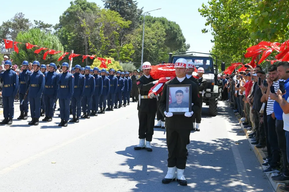 SÖZLEŞMELİ ŞEHİT ER AHMET KUŞAK SON YOLCULUĞUNA UĞURLANDI