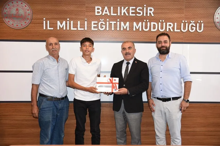 SIFIR ATIK YARIŞMASINDA ŞEHİT ERBİL ARSLAN ORTAOKULU ÖĞRENCİSİ TÜRKİYE 2. OLDU
