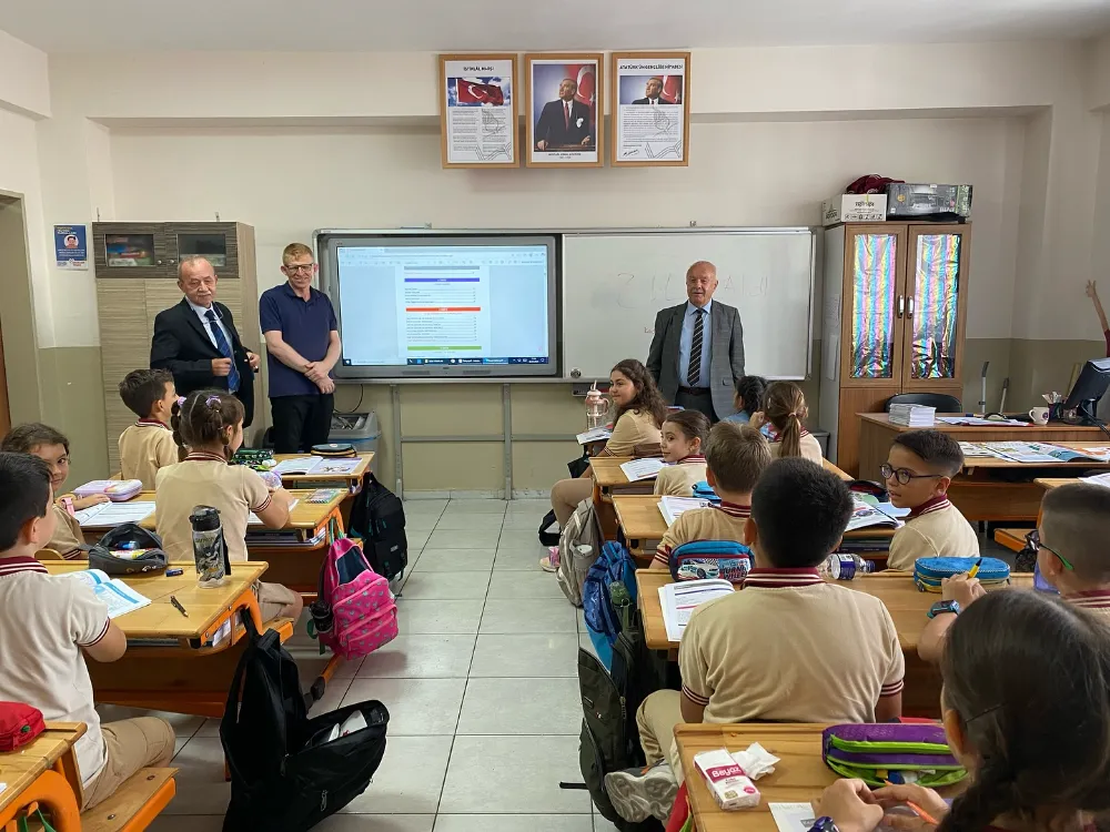 YENİ EĞİTİM ÖĞRETİM YILI BAŞLADI: İLK DERS ZİLİ ÇALDI